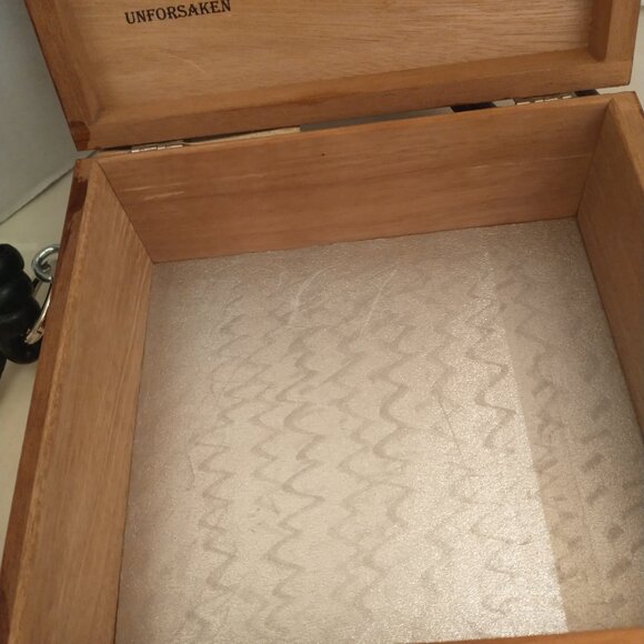 Suenos de Saundra Upcycled Black/Silver Unforsaken Cigar Box Shoulder Purse - Picture 13 of 13